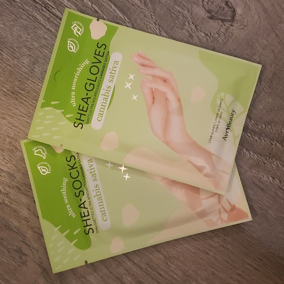 AvryBeauty 2pc Shea Socks & Gloves Bundle - Picture 1 of 5